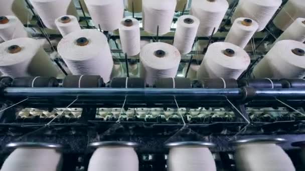 Spoelen spinnen op machines van de fabriek, witte vezels coiling. — Stockvideo