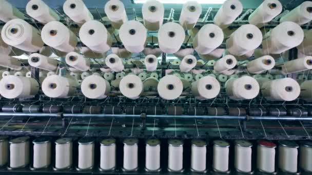 La moderna máquina de fábrica textil trabaja con carretes con fibra blanca . — Vídeos de Stock