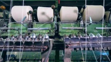 Fabrika ekipmanları otomatik olarak konu büyük clews üzerine bobinler.