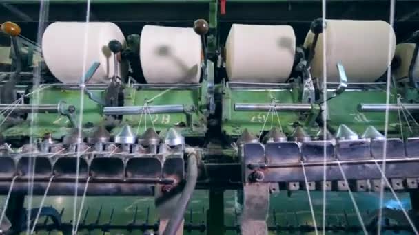 Tovární zařízení cívky vláken na velké podávajíce automaticky. — Stock video
