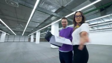 İki mühendis bir odada dikilip tartışabiliriz bir plan, bir dizüstü bilgisayar ile çalışma.