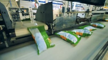 Patates cipsi fabrikası konveyör üzerinde taşınan çantalar.