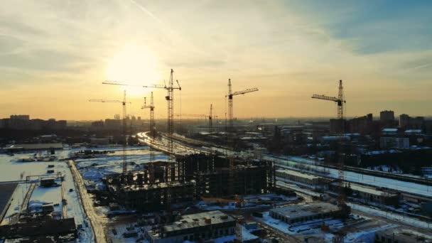 Cour de construction avec grues et maisons — Video