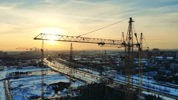 Atardecer paisaje urbano con un lote de construcción — Vídeos de Stock