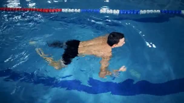 Professionele zwemmer met been prothese training in een zwembad. — Stockvideo