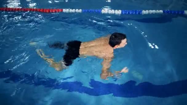 Berufsschwimmer mit Beinprothesen-Training im Becken. — Stockvideo