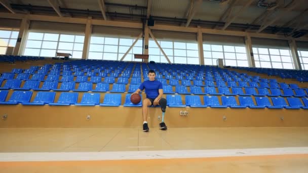 Basketbalspeler met een bionic been prothese, gehandicapte sporter. — Stockvideo