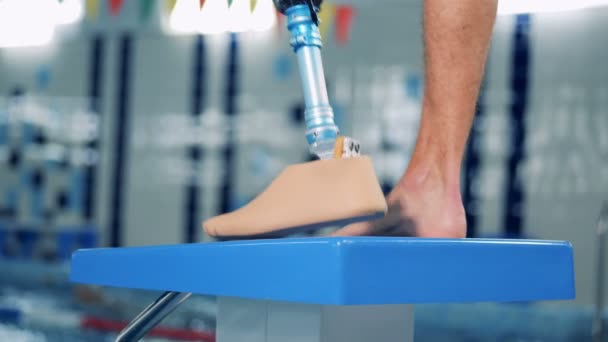 Un sportif porte une jambe artificielle à une piscine, une prothèse moderne . — Video