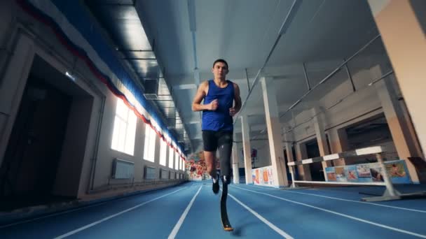 Treinamento de corredor masculino com prótese, perna biônica . — Vídeo de Stock