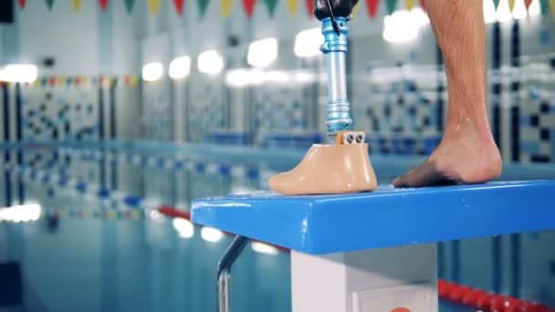 Treinamento de desportista em uma piscina, usando prótese de perna, equipamento biônico . — Vídeo de Stock