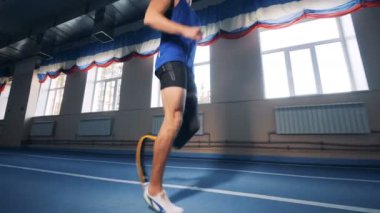 Sprinter egzersiz modern biyonik proshtesis giyen bir parça.