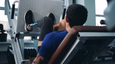 Biyonik protez giyen süre spor salonu ekipman ile eğitim bir kişi.