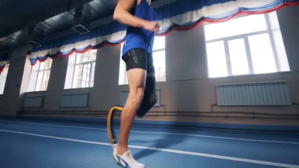 Entrenamientos de velocista en una pista, usando prótesis biónicas modernas . — Vídeos de Stock