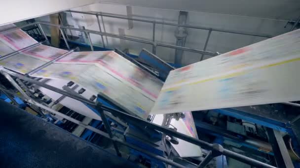 Mecanismo de fábrica e jornal impresso rolando rapidamente através dele — Vídeo de Stock