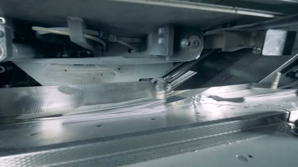 Přeložený papír stále přepravován na dopravní pás — Stock video