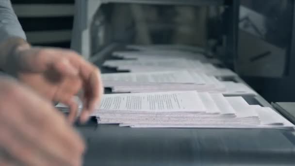 Pásový dopravník s papírky pohybující se podél a získávání odstraněny — Stock video