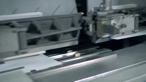Papier covers krijgen gevezen op de delen van een bewegende machine — Stockvideo