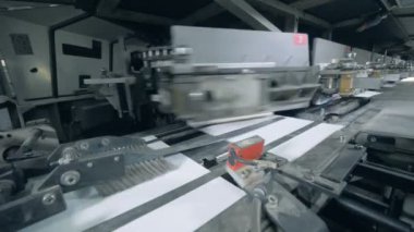 Kapakları kitaplar bağlama kenarlarını yapıştırılmış