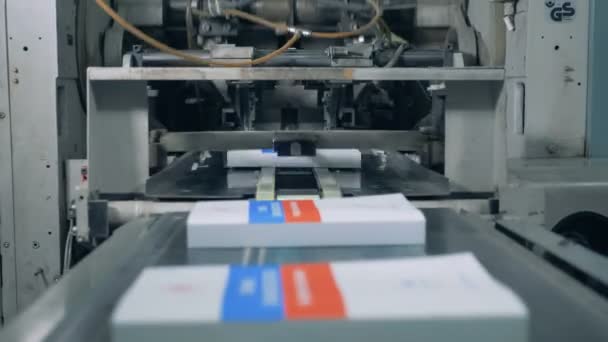 Neu gedruckte Bücher werden vom industriellen Mechanismus freigegeben — Stockvideo