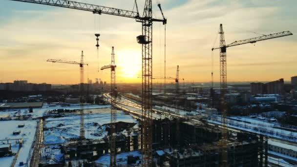 Slunce zapadá na stavební dvůr — Stock video