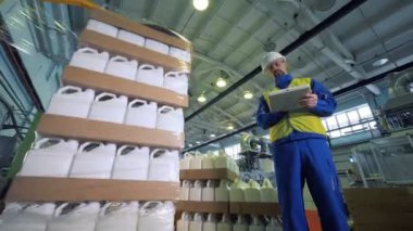 Plastik kutu bir erkek teknisyen kontrolü altında paketlenmiştir