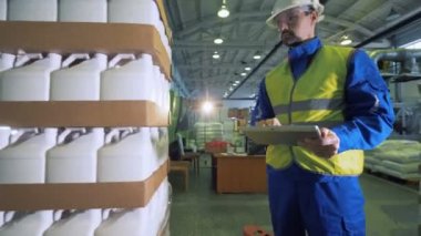 Bir uzman olduğunu gözlemleyerek nasıl plastik kutu selofan sarılmış