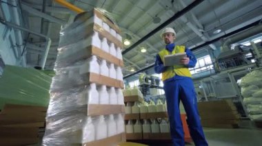 Otomatik ambalaj plastik kutu ve kontrol bir işçi