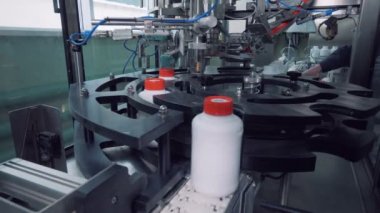 Beyaz plastik kavanoz mekanik caps ile kapalı