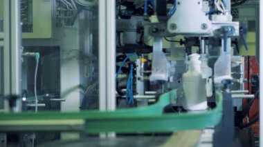 Beyaz plastik kaplar fabrika makine tarafından kesilir