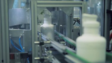 Plastik şişe boyunlu kapalı bir sanayi makinesi tarafından ayırdı