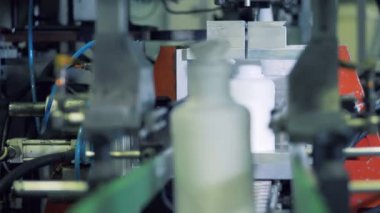 Fabrika konveyör taşındıktan ve plastik şişe işleme