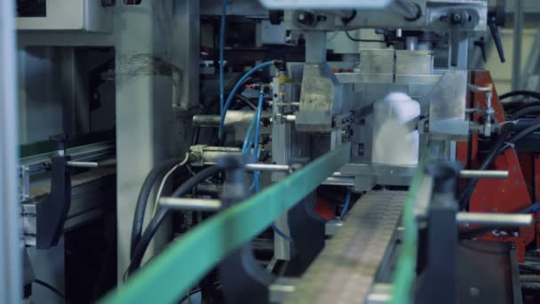 Fundo de recipientes de plástico está sendo cortado por um mecanismo automático — Vídeo de Stock