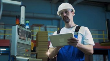 Bir tablet ile erkek mühendis güç Masası yanında çalışma