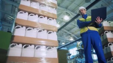 Plastik kutu içine polietilen işçi kontrol altına sarılır