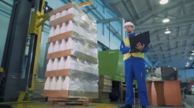 Erkek mühendisleri gözetiminde plastik kutu otomatik paketleme