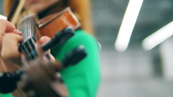 En person använder fiddlestick för att spela trä violin. — Stockvideo