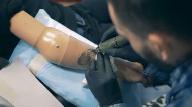 Bir kişinin bir dövme bir protez, biyonik el verir..