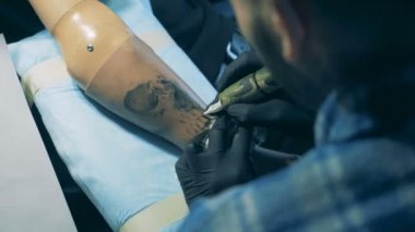 Bir kafatası bir protez eli, biyonik ekipman çizim kişi.