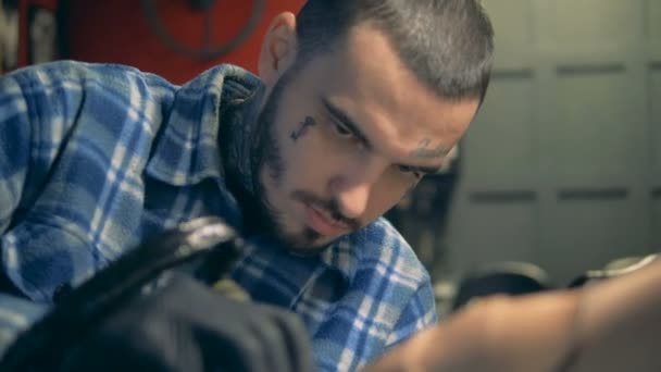 Un homme dessinant un tatouage sur un bras artificiel, prothèse bionique . — Video