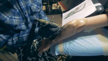 Biyonik protezler dövme işlemi, özürlü adam.