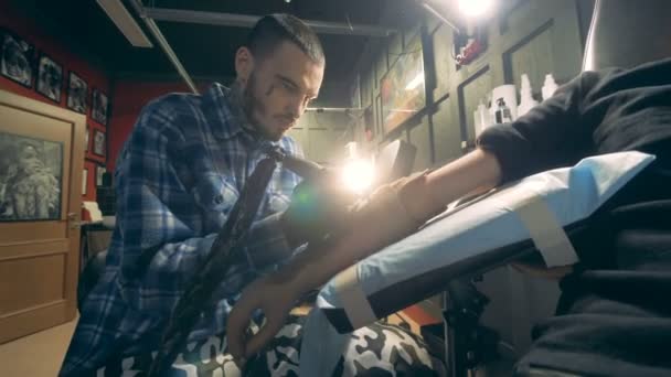 Профессиональный рисунок татуировщика на ручном протезе, инвалид . — стоковое видео