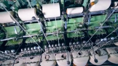 Endüstriyel makine dikiş makaraları unwinding olduğunu. Tekstil fabrikası donanımları.