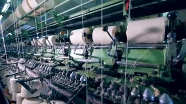 Fabrika mekanizması beyaz biriktiricileri virajlı. Tekstil, ekipman üretim Fabrikası'nda örgü.