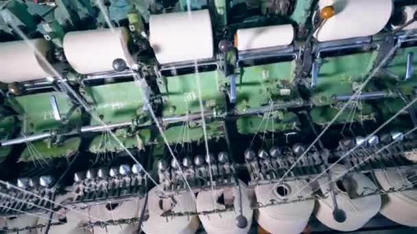 La machine industrielle déroule les bobines de couture. Équipement d'usine textile . — Video