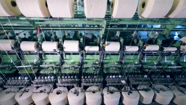 Los carretes blancos se están enrollando con equipos textiles — Vídeo de stock