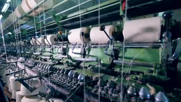 Mecanismo de fábrica es bobinado carretes blancos. Tejido, equipo de tejer en una fábrica de producción . — Vídeos de Stock