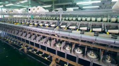 Bir tekstil fabrikasında yara makaraları ile fabrika birim giyim.