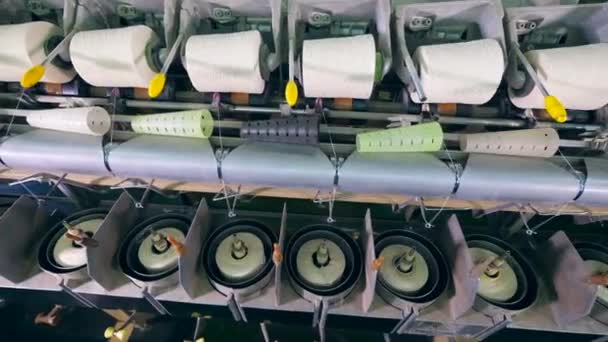 Kledingstuk fabriek productie-apparatuur is kronkelende witte naaien spoelen — Stockvideo