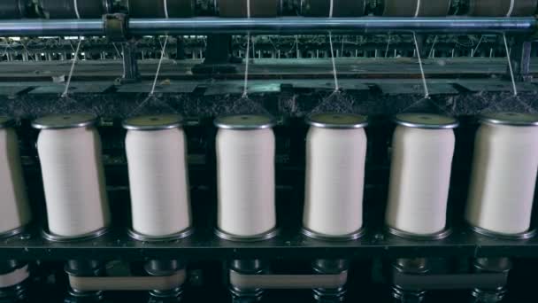 Tessile, attrezzature per maglieria in una fabbrica di produzione . — Video Stock