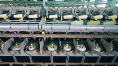 Makaralama bobin ile iplik fabrikası makinesidir. Hazır giyim fabrika üretim ekipmanları.